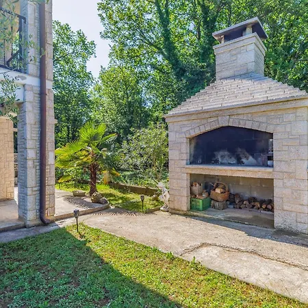 2 Bedroom Gorgeous In Apartment *