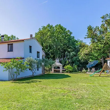 2 Bedroom Gorgeous In Medulin