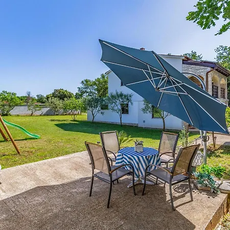 2 Bedroom Gorgeous In Apartment *