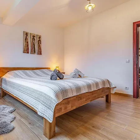 2 Bedroom Gorgeous In Apartment *
