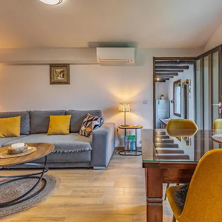2 Bedroom Gorgeous In Medulin